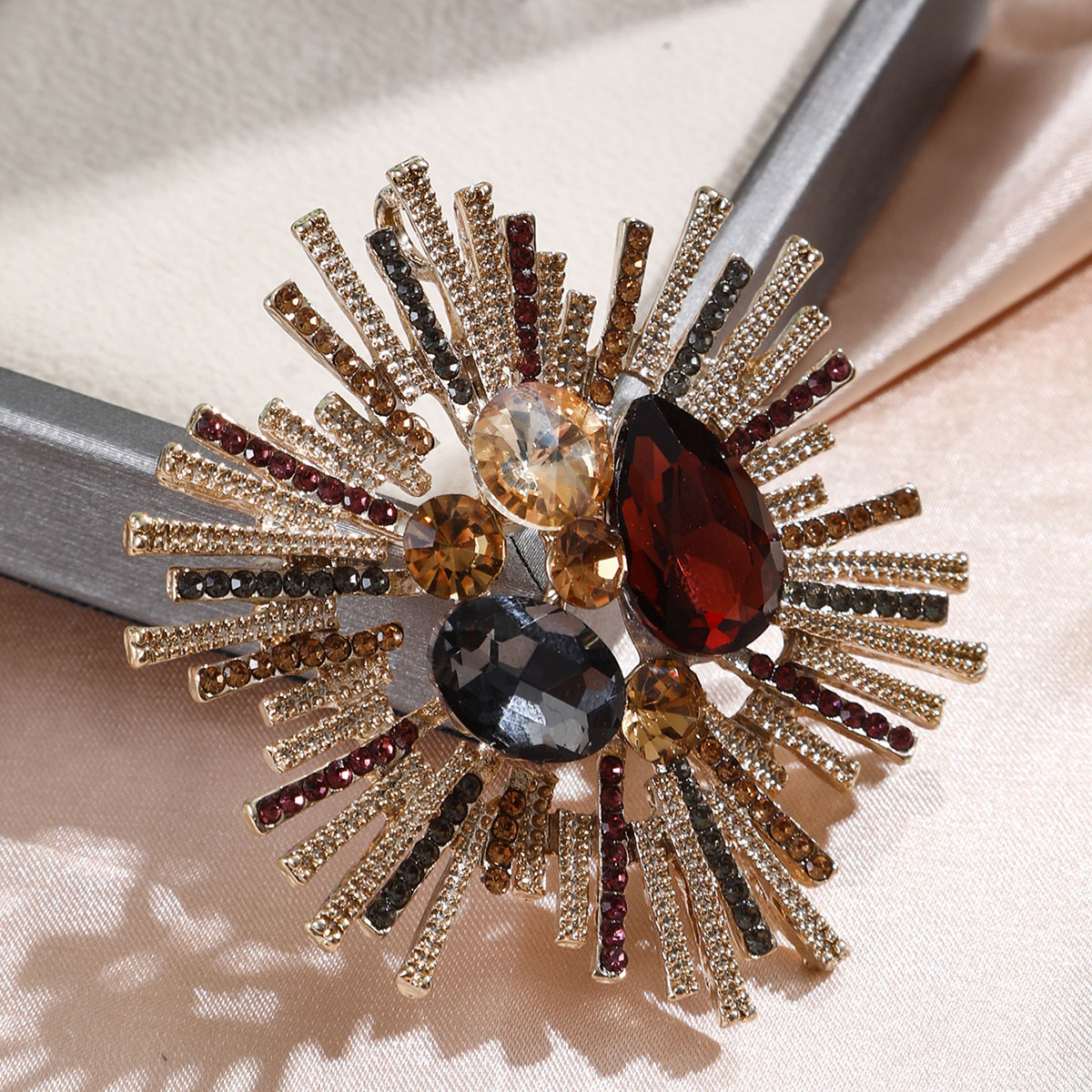 High end luxury crystal brooch - đánh giá và giá Women'S Accessories Manufacturers